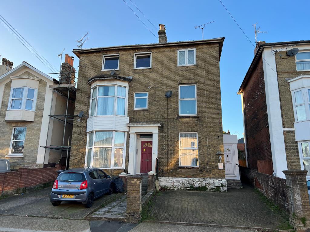 Lot: 17 - FLAT FOR REFURBISHMENT - Detached block of purpose built flats